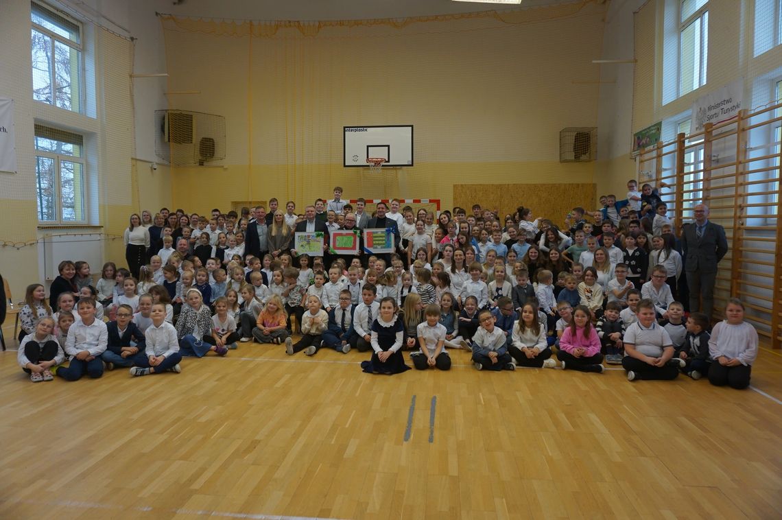 🏟️ „Boisko marzeń” coraz bliżej! Szkoła w Słobódce otrzymała promesę na budowę nowego obiektu sportowego 🏟️ „Boisko marzeń” coraz bliżej! Szkoła w Słobódce otrzymała promesę na budowę nowego obiektu sportowego