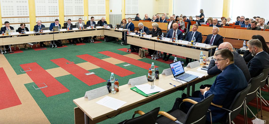 Budżet, inwestycje i bezpieczeństwo. Ważne decyzje podczas sesji sejmiku województwa
