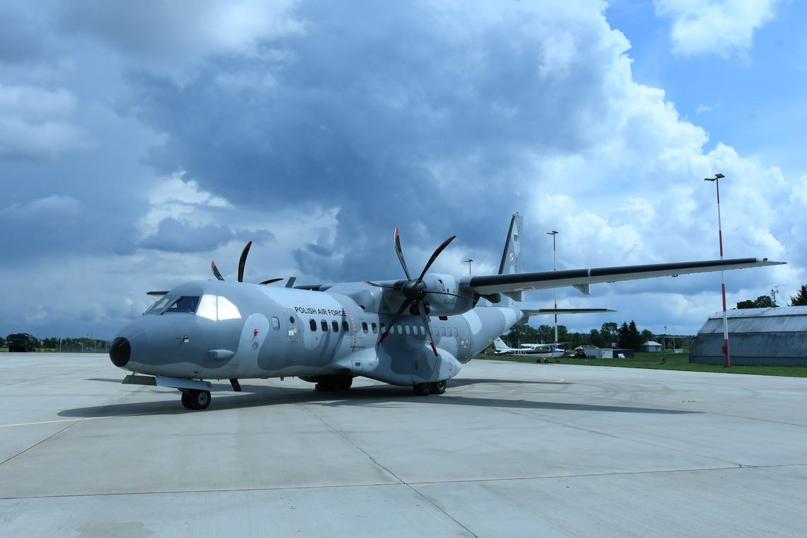 CASA C-295M nad Suwałkami. Na miejskim lotnisku trwają szkolenia spadochronowe Wojska Polskiego CASA C-295M nad Suwałkami. Na miejskim lotnisku trwają szkolenia spadochronowe Wojska Polskiego