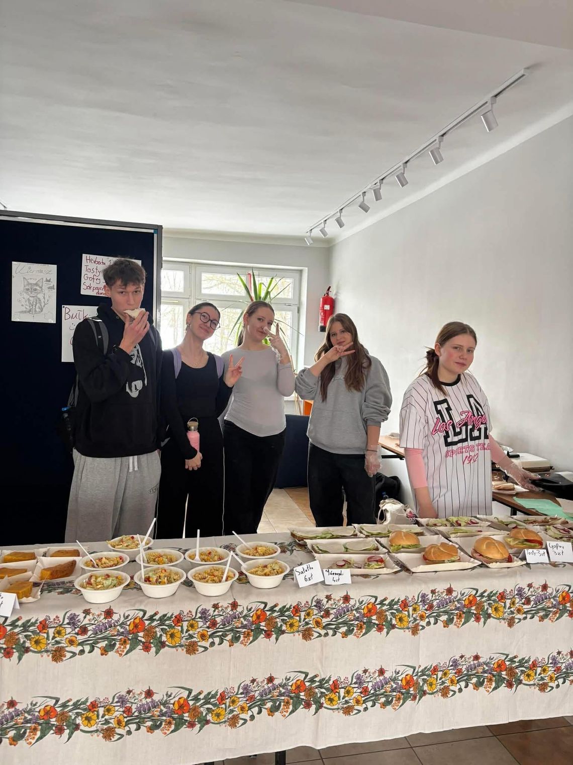 Charytatywny kiermasz w Zespole Szkół nr 4 w Suwałkach. Pomoc trafiła do podopiecznych KOTOS