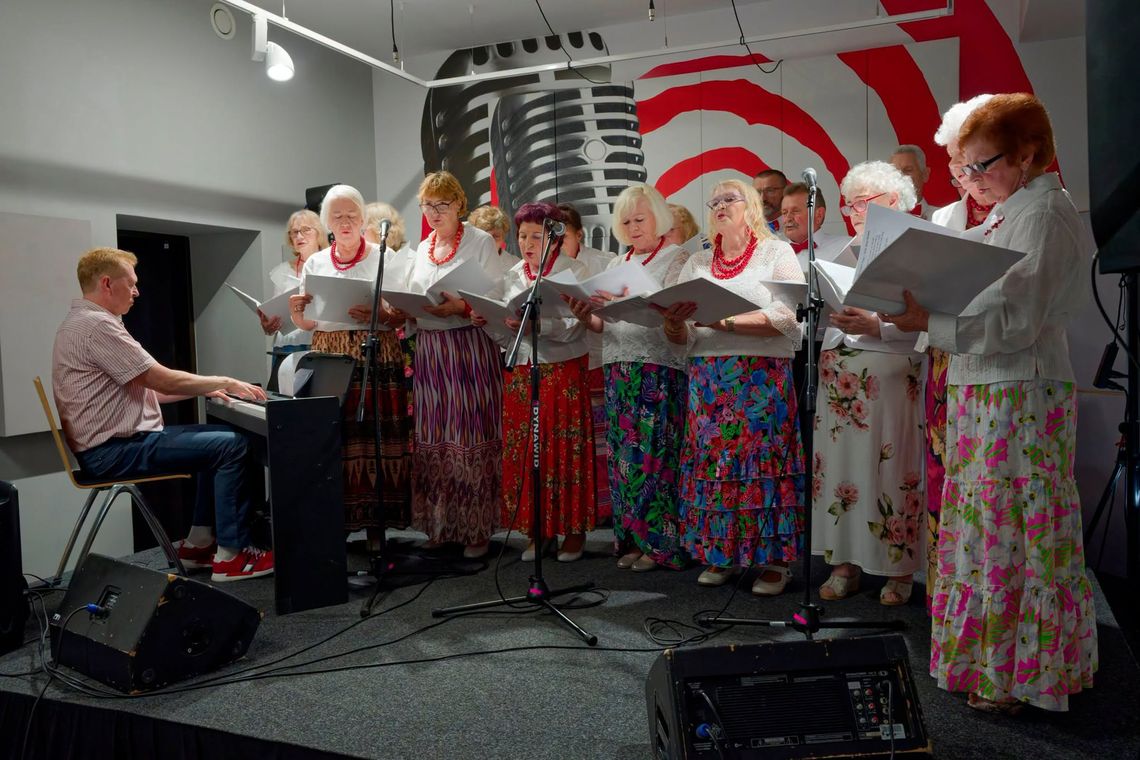 🎶 Chór Seniora Canto zachwycił publiczność. Muzyczne popołudnie pełne wzruszeń i letniej energii 🎶 Chór Seniora Canto zachwycił publiczność. Muzyczne popołudnie pełne wzruszeń i letniej energii