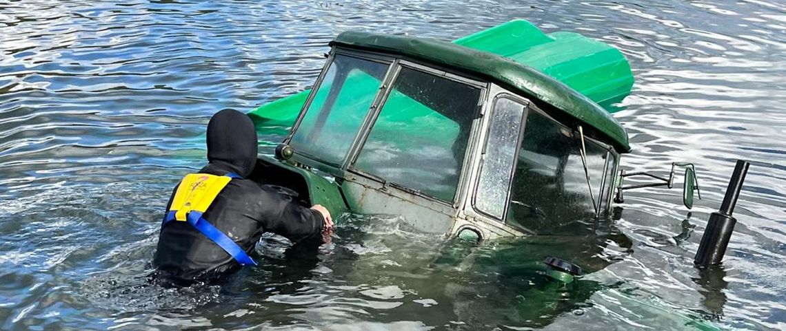🚜 Ciągnik w jeziorze! Akcja ratownicza strażaków z Suwałk
