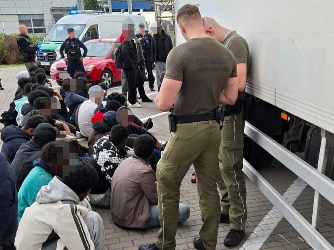 Ciężarówka pełna migrantów zatrzymana na A2. 34 osoby ukryte za specjalną ścianą