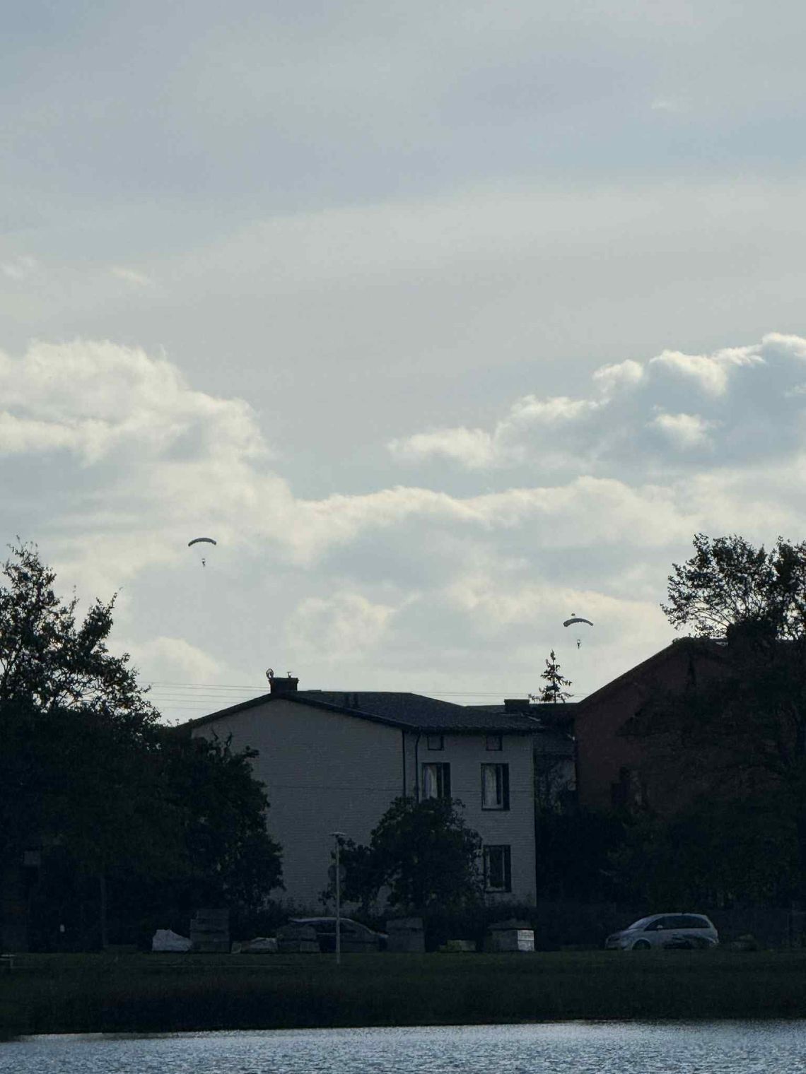 🪂 Ćwiczenia spadochronowe na suwalskim lotnisku 🪂 Ćwiczenia spadochronowe na suwalskim lotnisku