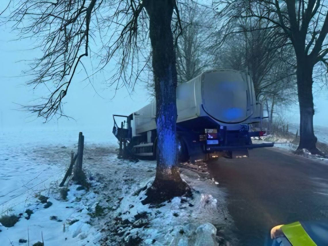 Cysterna wypadła z drogi między Konopkami Wielkimi a Małymi. Kierowca trafił do szpitala Cysterna wypadła z drogi między Konopkami Wielkimi a Małymi. Kierowca trafił do szpitala