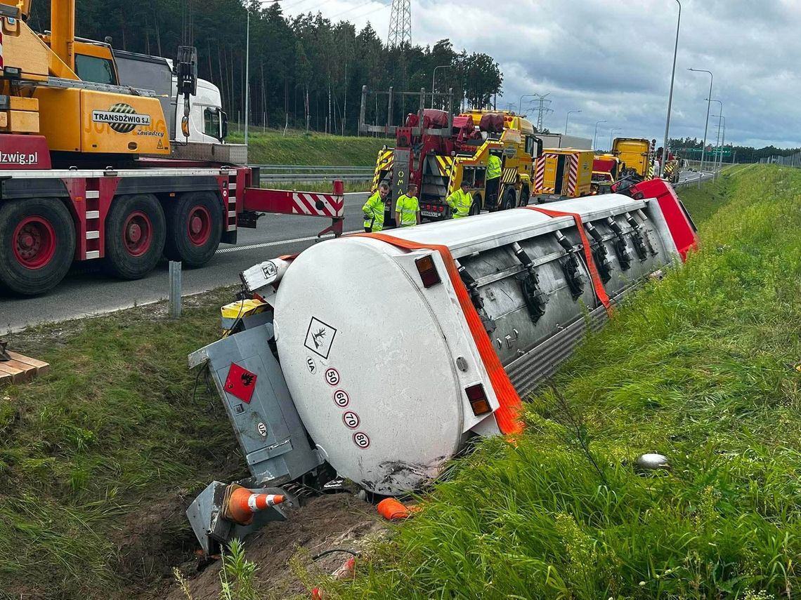 Cysterna z olejem napędowym wjechała do rowu na S61. Interweniowały służby