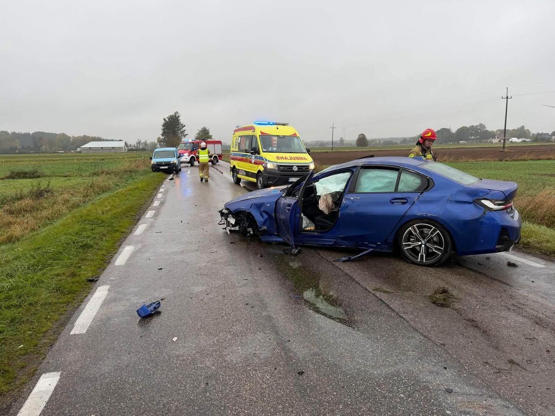 Dachowanie samochodu w Pieckach. Dwie osoby trafiły do szpitala Dachowanie samochodu w Pieckach. Dwie osoby trafiły do szpitala