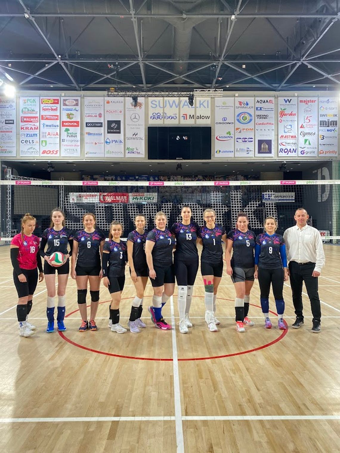 Debiut siatkarek SALOS Suwałki w III Lidze Kobiet – emocjonujący mecz na Arenie Suwałki Debiut siatkarek SALOS Suwałki w III Lidze Kobiet – emocjonujący mecz na Arenie Suwałki