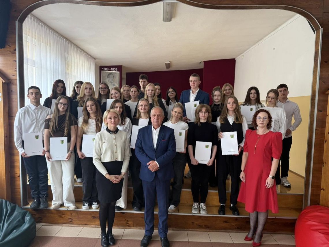 Docenili ich za naukę i zaangażowanie. Uczniowie z Dowspudy ze stypendiami od starosty Docenili ich za naukę i zaangażowanie. Uczniowie z Dowspudy ze stypendiami od starosty