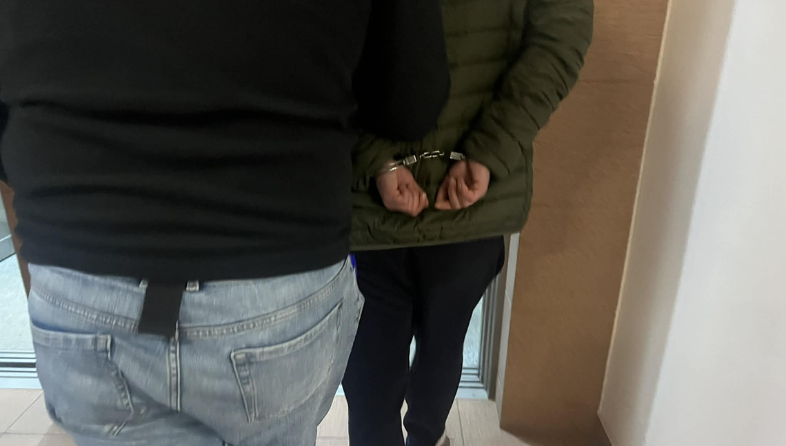 Dozór policyjny i zakaz zbliżania się po groźbach wobec klienta sklepu Dozór policyjny i zakaz zbliżania się po groźbach wobec klienta sklepu