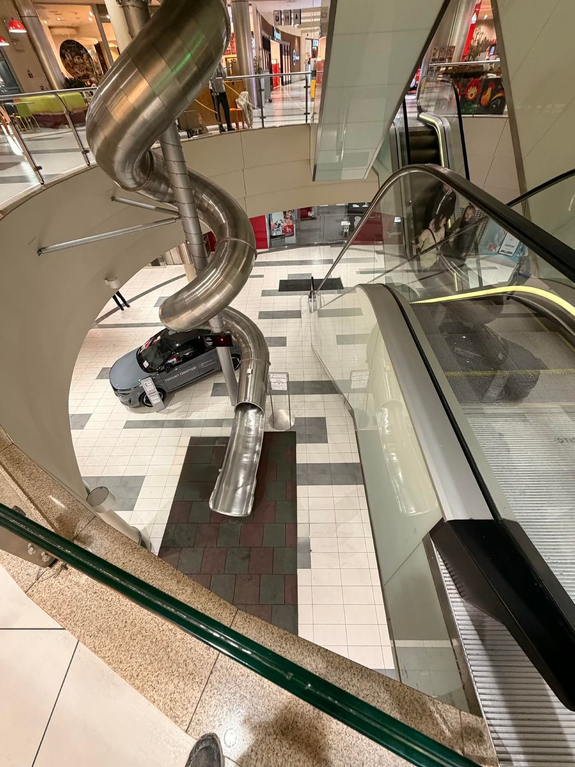 Dramat w Suwałkach: 8-latka spadła z ruchomych schodów w centrum handlowym