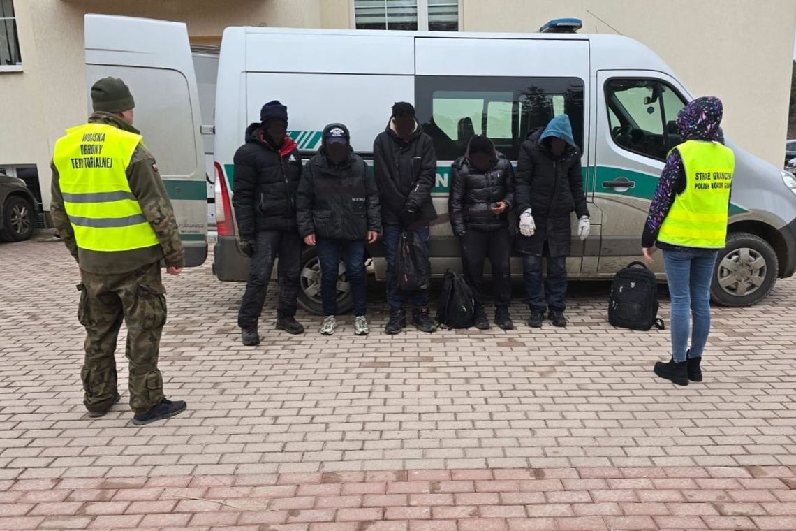 Dwunastu cudzoziemców zatrzymanych po nielegalnym przekroczeniu granicy polsko-litewskiej 🚔 Dwunastu cudzoziemców zatrzymanych po nielegalnym przekroczeniu granicy polsko-litewskiej 🚔