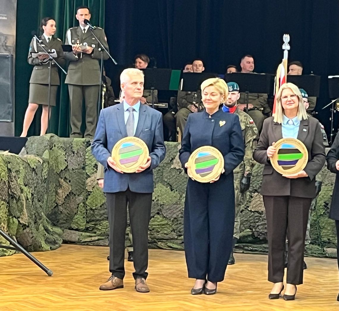 Dyrektor WORD w Suwałkach uhonorowana za zaangażowanie w rozwój Sił Zbrojnych RP Dyrektor WORD w Suwałkach uhonorowana za zaangażowanie w rozwój Sił Zbrojnych RP