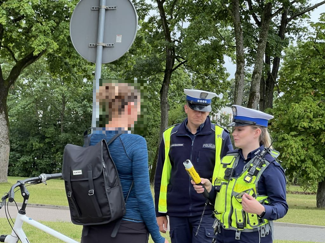 🚴‍♂️ Działania „Bezpieczny jednoślad” – policjanci z Suwałk skontrolowali ponad 60 kierowców 🚓