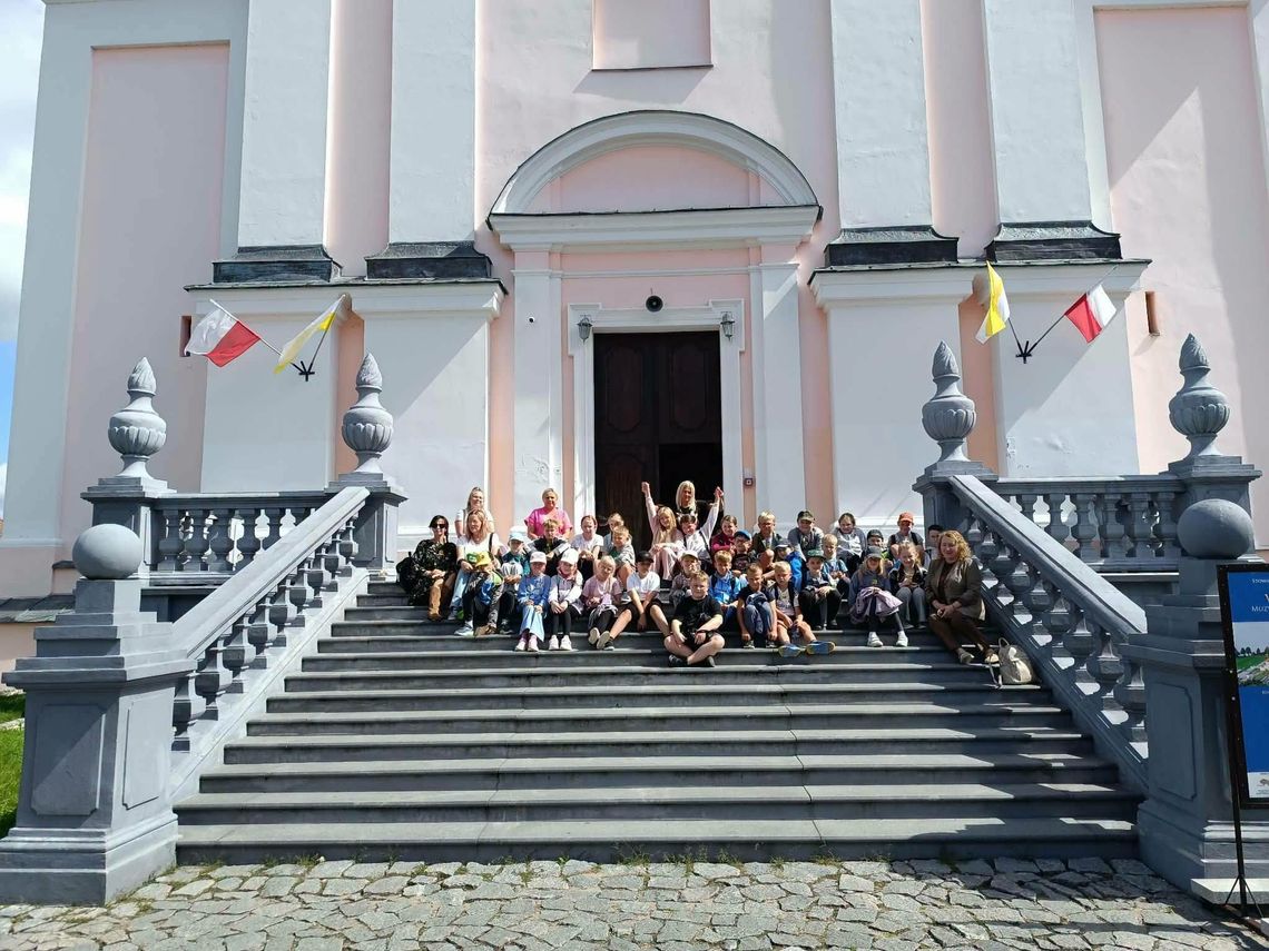 Dzieci odwiedziły klasztor w Wigrach. Były pierogi, naleśniki i lekcja historii Dzieci odwiedziły klasztor w Wigrach. Były pierogi, naleśniki i lekcja historii
