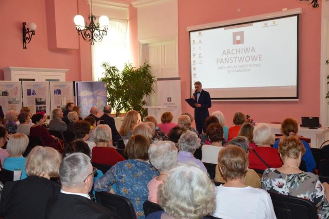 Dzień Kobiet w Uniwersytecie Trzeciego Wieku w Suwałkach. Spotkanie pełne muzyki i historii 🌷