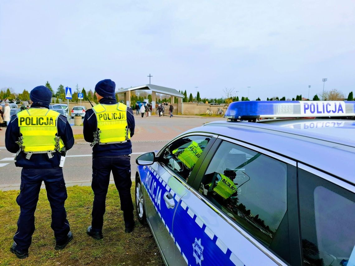 🕯️ Dzień Zaduszny – policjanci czuwają nad bezpieczeństwem mieszkańców Suwałk