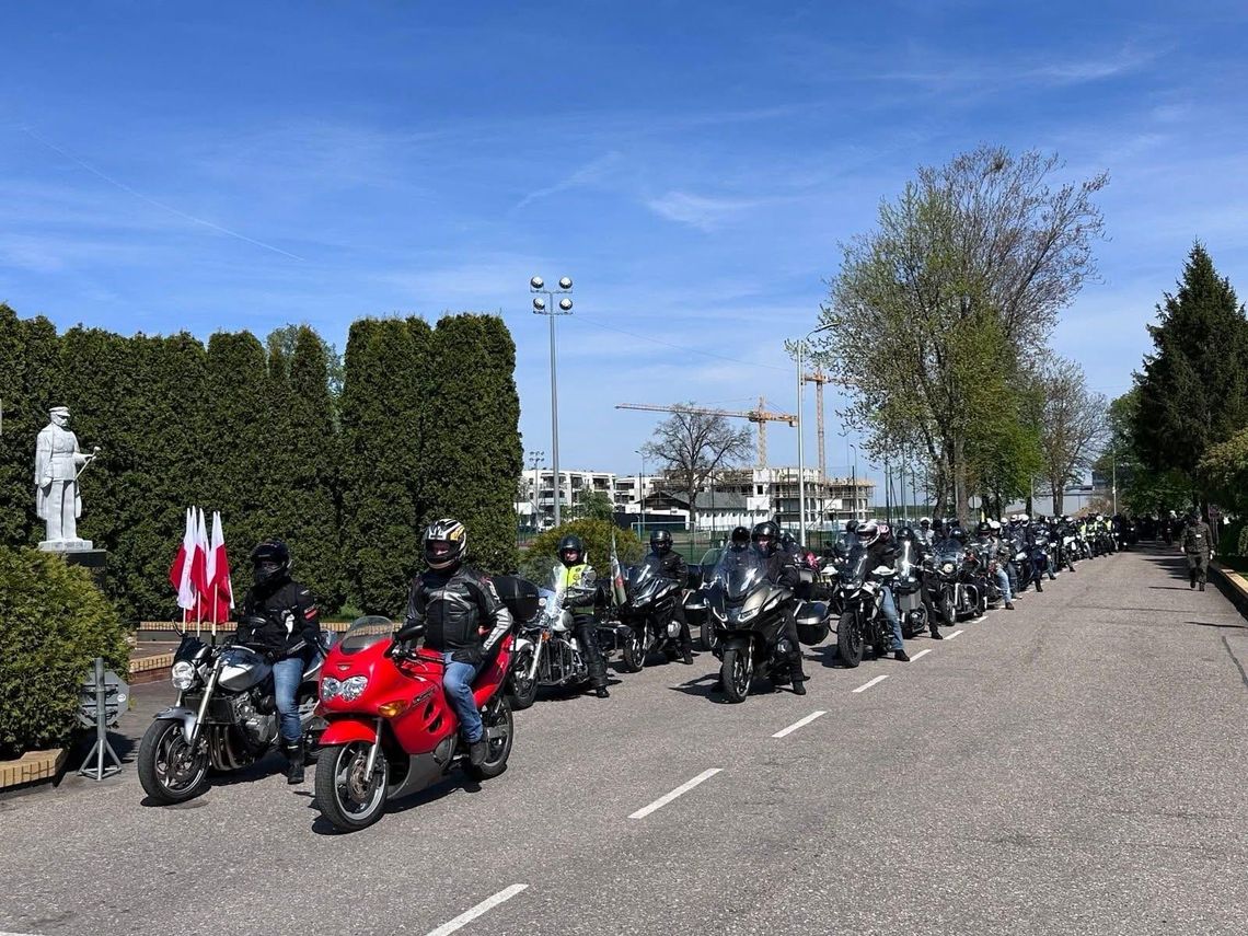 🏍️ Dziś z placu apelowego 14. Pułku Przeciwpancernego wystartował VII Motocyklowy Rajd Weterana! 🏍️ Dziś z placu apelowego 14. Pułku Przeciwpancernego wystartował VII Motocyklowy Rajd Weterana!
