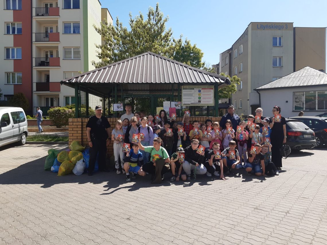 ♻️ „Edukacja przy wiacie” – uczniowie uczą mieszkańców, jak segregować odpady