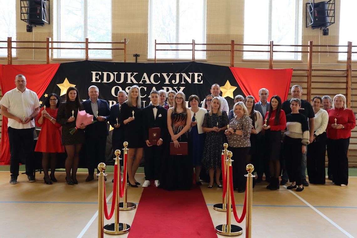 Edukacyjna Gala Oskarów w Szkole Podstawowej w Kaletniku. Uhonorowano nauczycieli i pracowników szkoły Edukacyjna Gala Oskarów w Szkole Podstawowej w Kaletniku. Uhonorowano nauczycieli i pracowników szkoły