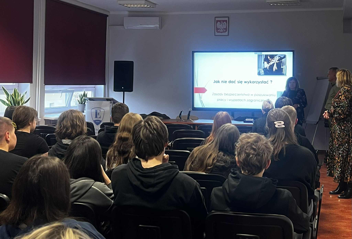 🕊️ Europejski Dzień przeciwko Handlowi Ludźmi i Niewolnictwu – lekcja profilaktyki z suwalską Policją