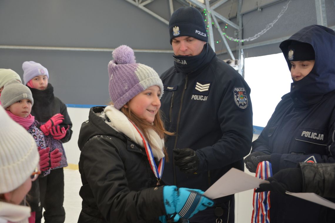 Feryjne spotkanie z policjantami na lodowisku Feryjne spotkanie z policjantami na lodowisku