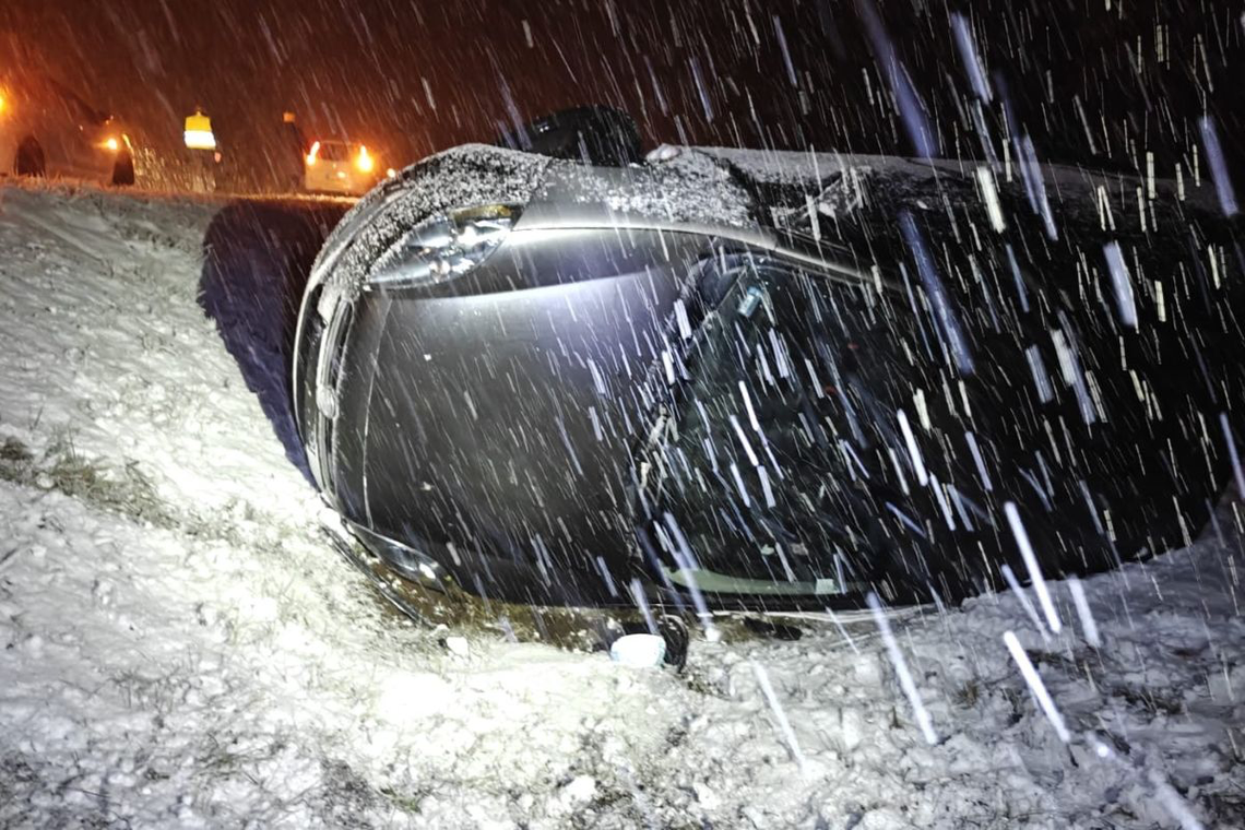 Funkcjonariusze SG pomogli kierowcy, którego auto wpadło do rowu