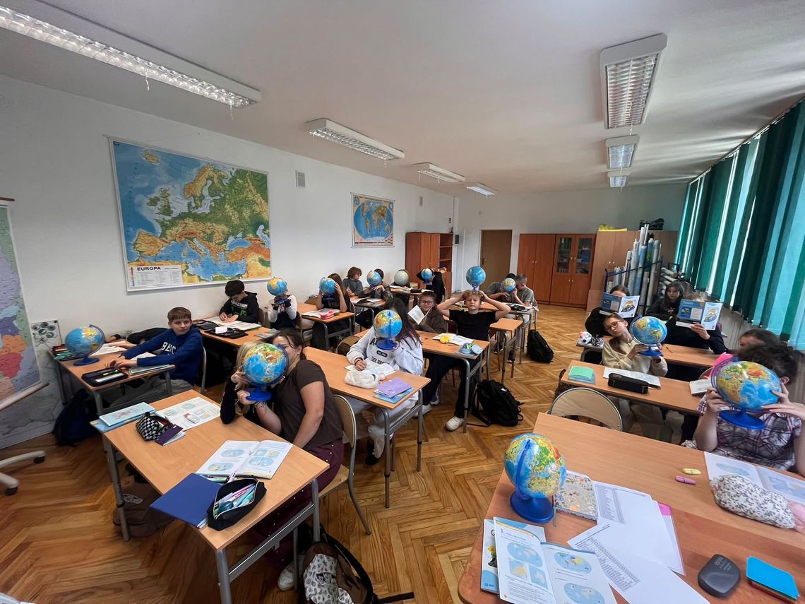 Geografia na globusach! Uczniowie ćwiczyli współrzędne geograficzne Geografia na globusach! Uczniowie ćwiczyli współrzędne geograficzne