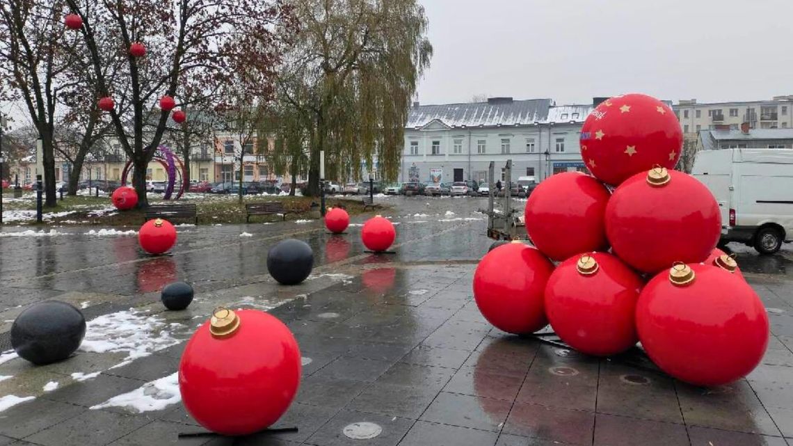 🎁 Gigantyczne bombki na Placu Marii Konopnickiej