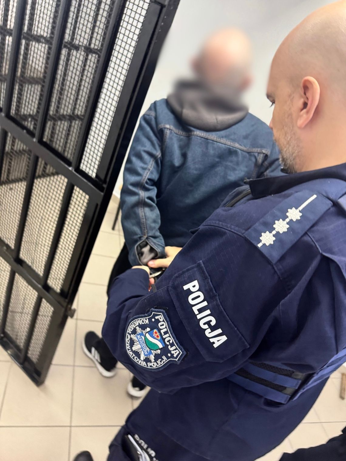 🔪 Groził nożem sąsiadom – 56-latek z Augustowa trafił do aresztu 🔪 Groził nożem sąsiadom – 56-latek z Augustowa trafił do aresztu