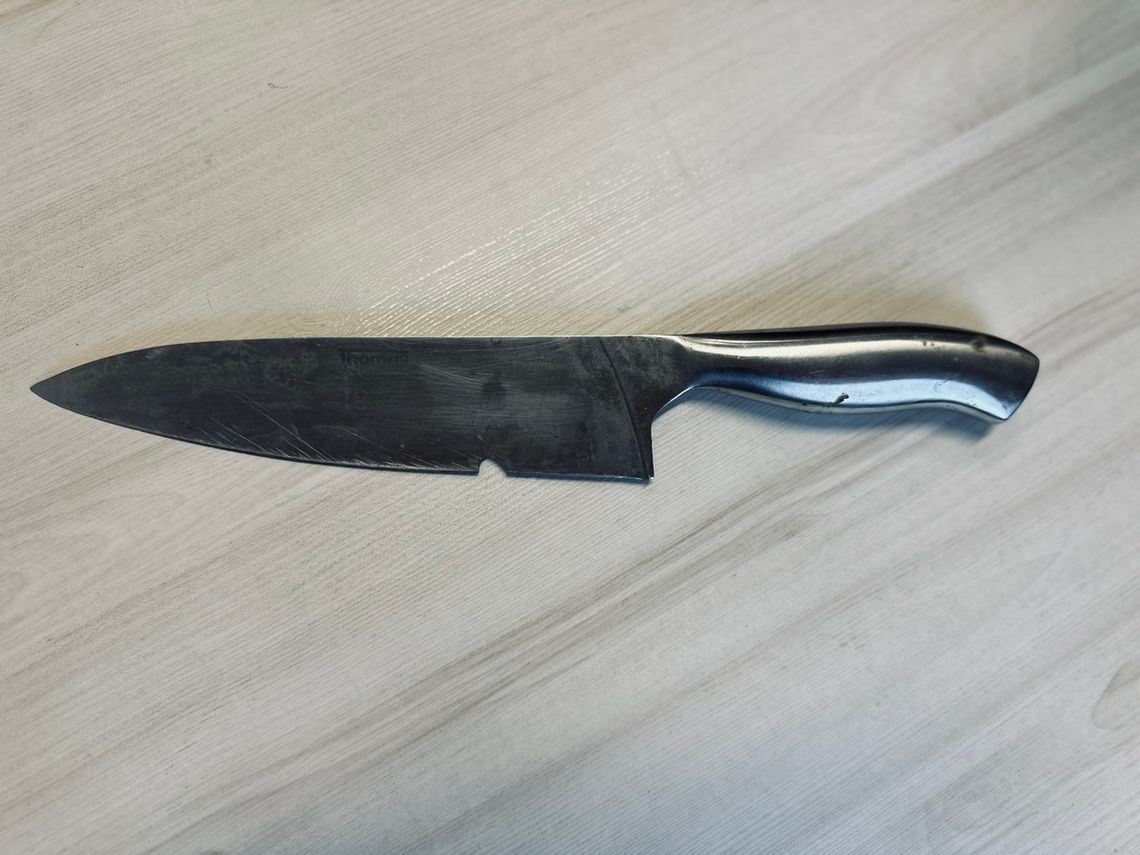 Groził sąsiadom nożem – trafił do aresztu. 62-latek z gminy Giby odpowie w recydywie