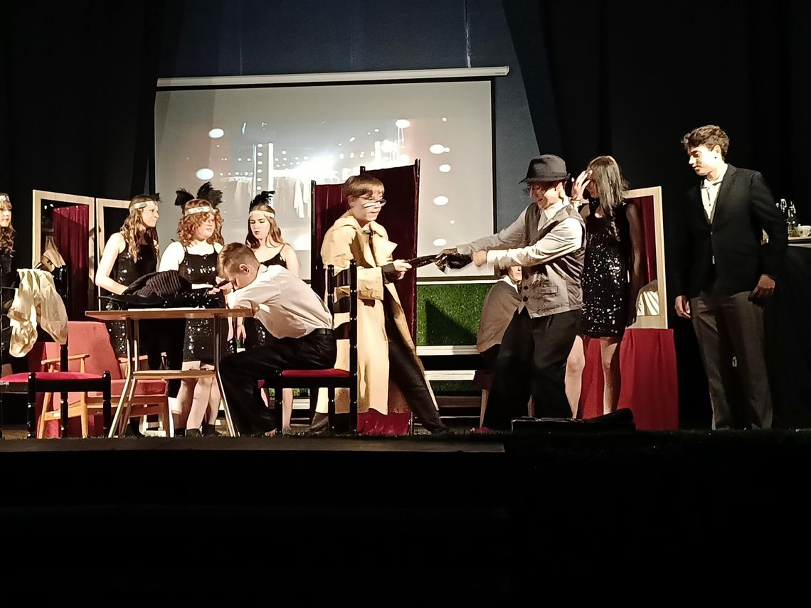 🎭 „Halo Szpicbródka” zachwyciło publiczność. Wyjątkowy spektakl szkolnego teatru Rita w Suwałkach 🎭 „Halo Szpicbródka” zachwyciło publiczność. Wyjątkowy spektakl szkolnego teatru Rita w Suwałkach