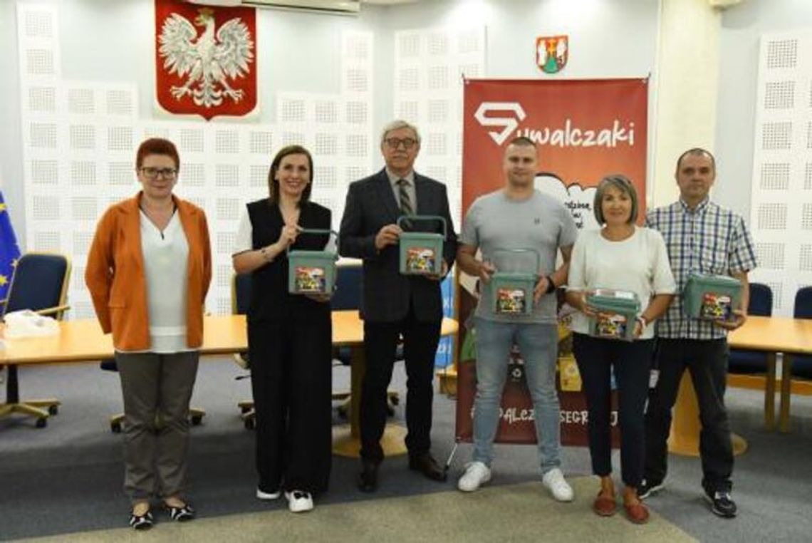 III edycja programu „Suwalczaki Segregują BIO odpady”. Mieszkańcy kolejnych bloków otrzymają pojemniki