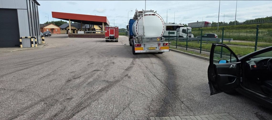 🛢🚒 Interwencja strażaków w Budzisku. Usuwali niebezpieczną plamę oleju 🛢🚒 Interwencja strażaków w Budzisku. Usuwali niebezpieczną plamę oleju