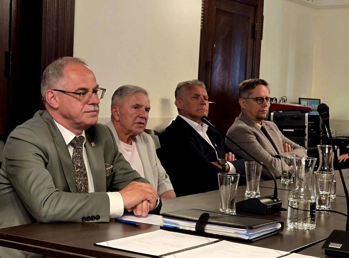 🚆 Inwestycje drogowe i kolejowe dla Suwałk. Prezydent Suwałk na komisji sejmowej 🚆 Inwestycje drogowe i kolejowe dla Suwałk. Prezydent Suwałk na komisji sejmowej