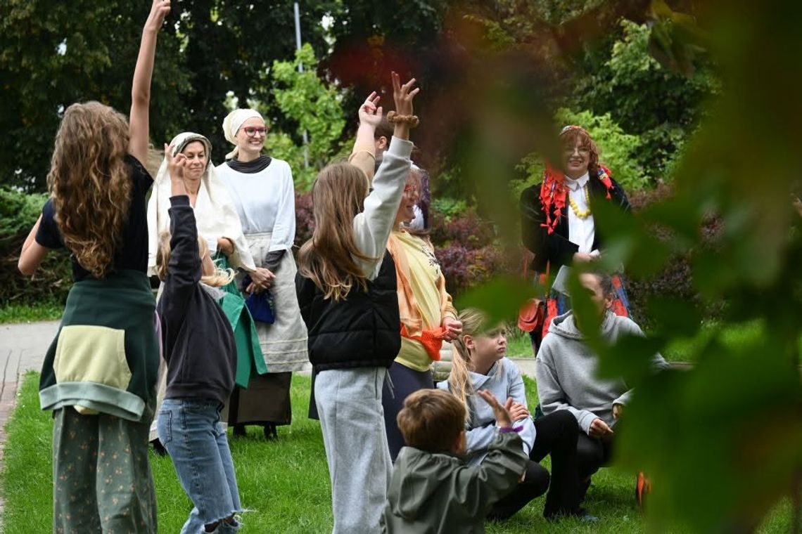 IX Piknik na Klonowej i Narodowe Czytanie. Były „Dziady”, dawne zabawy i leśne zagadki IX Piknik na Klonowej i Narodowe Czytanie. Były „Dziady”, dawne zabawy i leśne zagadki