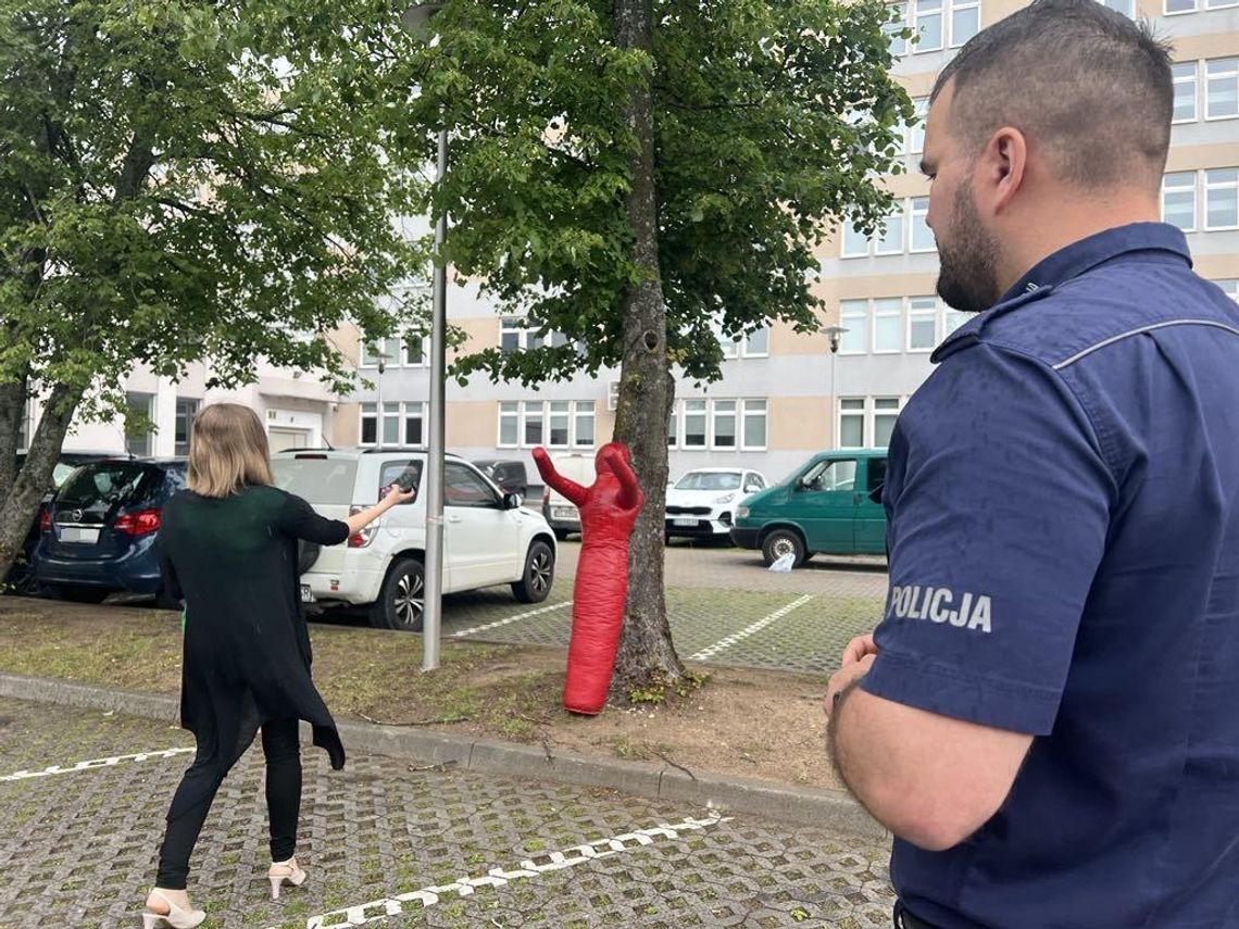💨 Jak bezpiecznie używać gazu pieprzowego? Pracownicy uczelni w Suwałkach już to wiedzą!