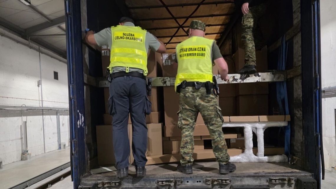 Kierowca ciężarówki zatrzymany na granicy. W naczepie przewoził 54 nielegalnych migrantów Kierowca ciężarówki zatrzymany na granicy. W naczepie przewoził 54 nielegalnych migrantów