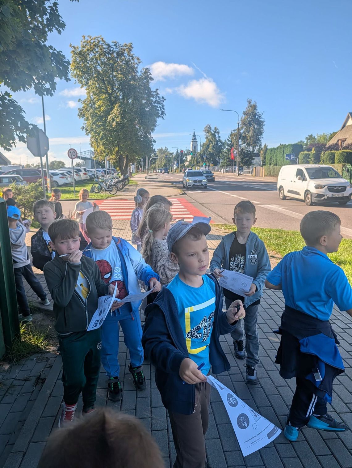 Klasa 1F uczyła się znaków drogowych w praktyce Klasa 1F uczyła się znaków drogowych w praktyce
