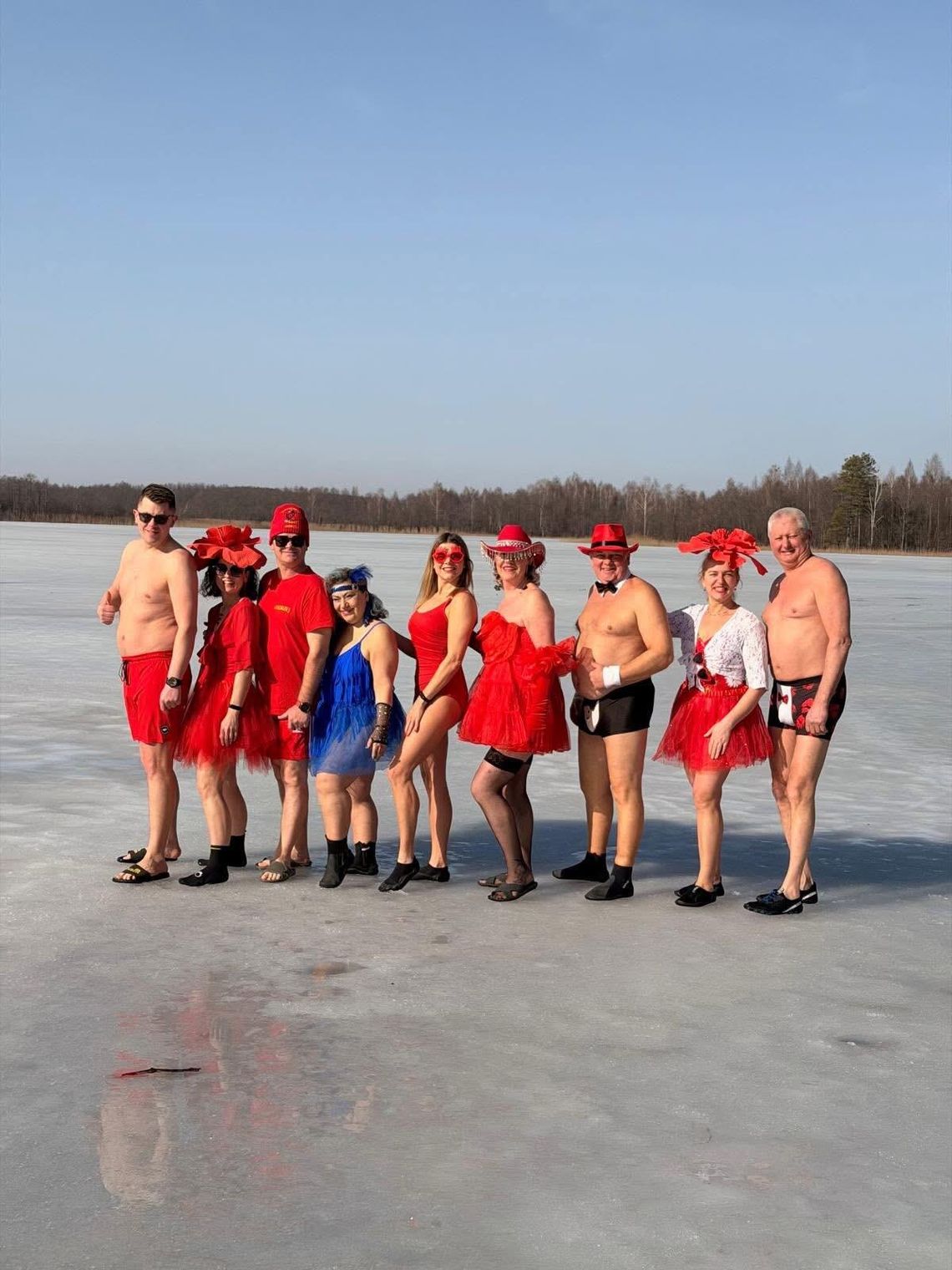 Kobiecość nad Jeziorem Czarnym – kolorowe morsowanie Suwalskich Morsów z okazji Dnia Kobiet