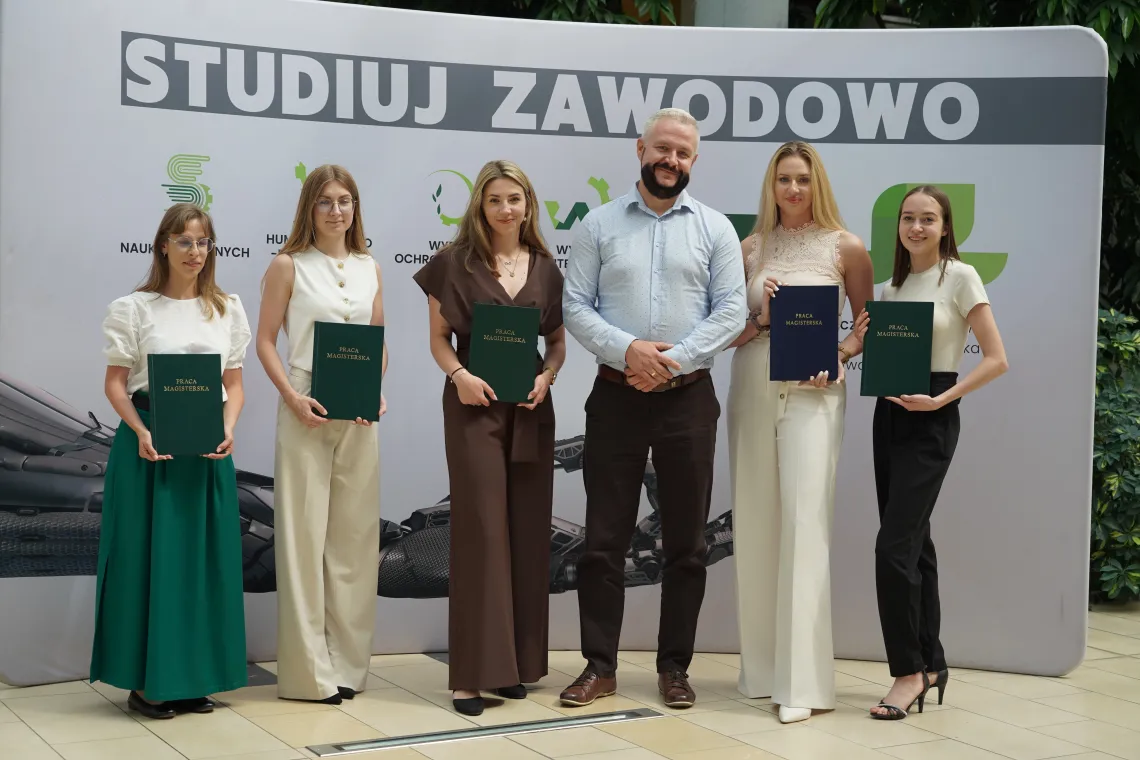 Kolejni absolwenci PUZ w Suwałkach zakończyli studia. Pedagodzy, ekonomiści i finansiści gotowi na nowe wyzwania Kolejni absolwenci PUZ w Suwałkach zakończyli studia. Pedagodzy, ekonomiści i finansiści gotowi na nowe wyzwania