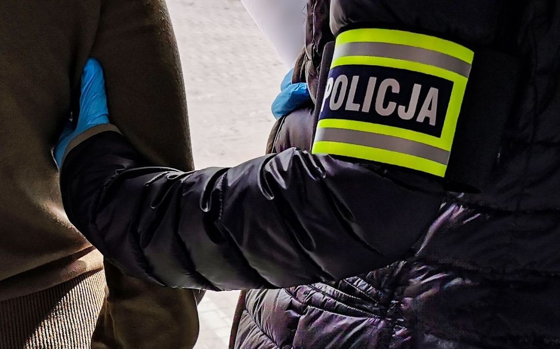 🚨 KOLEJNI POSZUKIWANI W RĘKACH POLICJANTÓW – CZTERECH MĘŻCZYZN ZATRZYMANYCH