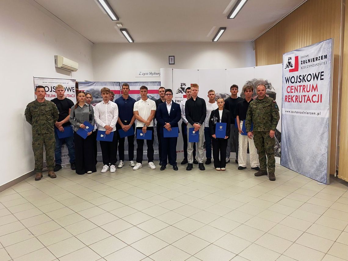 Kolejni przyszli oficerowie Wojska Polskiego z Suwałk. Otrzymali skierowania na uczelnie wojskowe