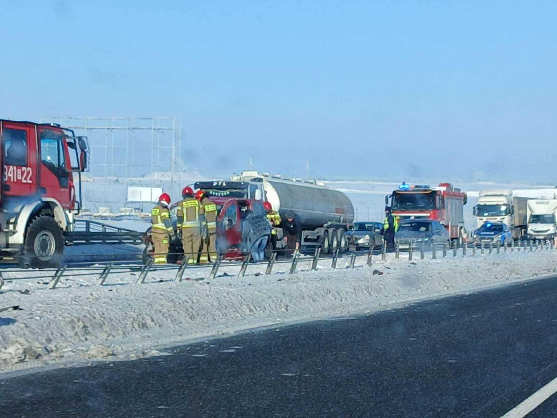 Kolizja na S-61 w rejonie Zielonego Kamedulskiego. Droga chwilowo zablokowana