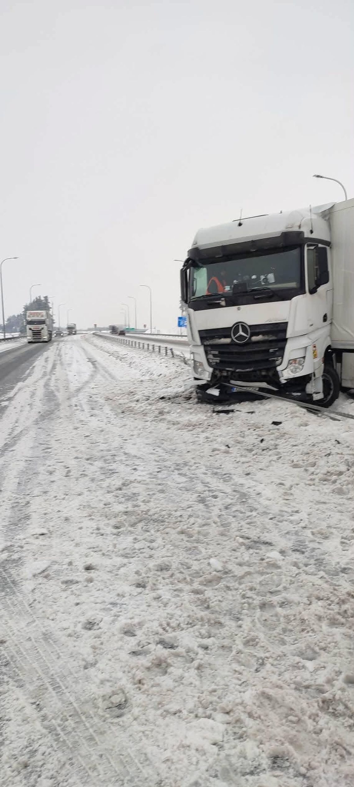 Kolizja samochodu ciężarowego na drodze S-61 w kierunku Litwy Kolizja samochodu ciężarowego na drodze S-61 w kierunku Litwy