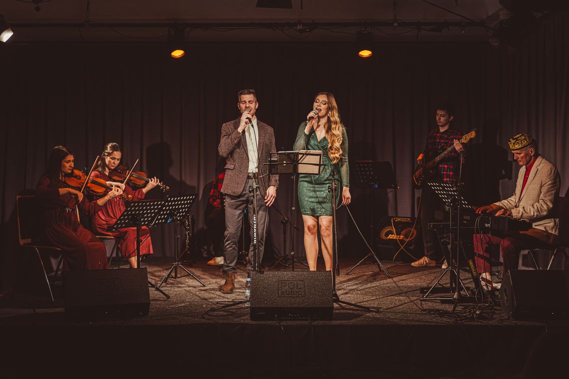 Koncert kolędowy z SOK BAND wypełnił Salę Granatową świątecznym brzmieniem 🎄🎶 Koncert kolędowy z SOK BAND wypełnił Salę Granatową świątecznym brzmieniem 🎄🎶