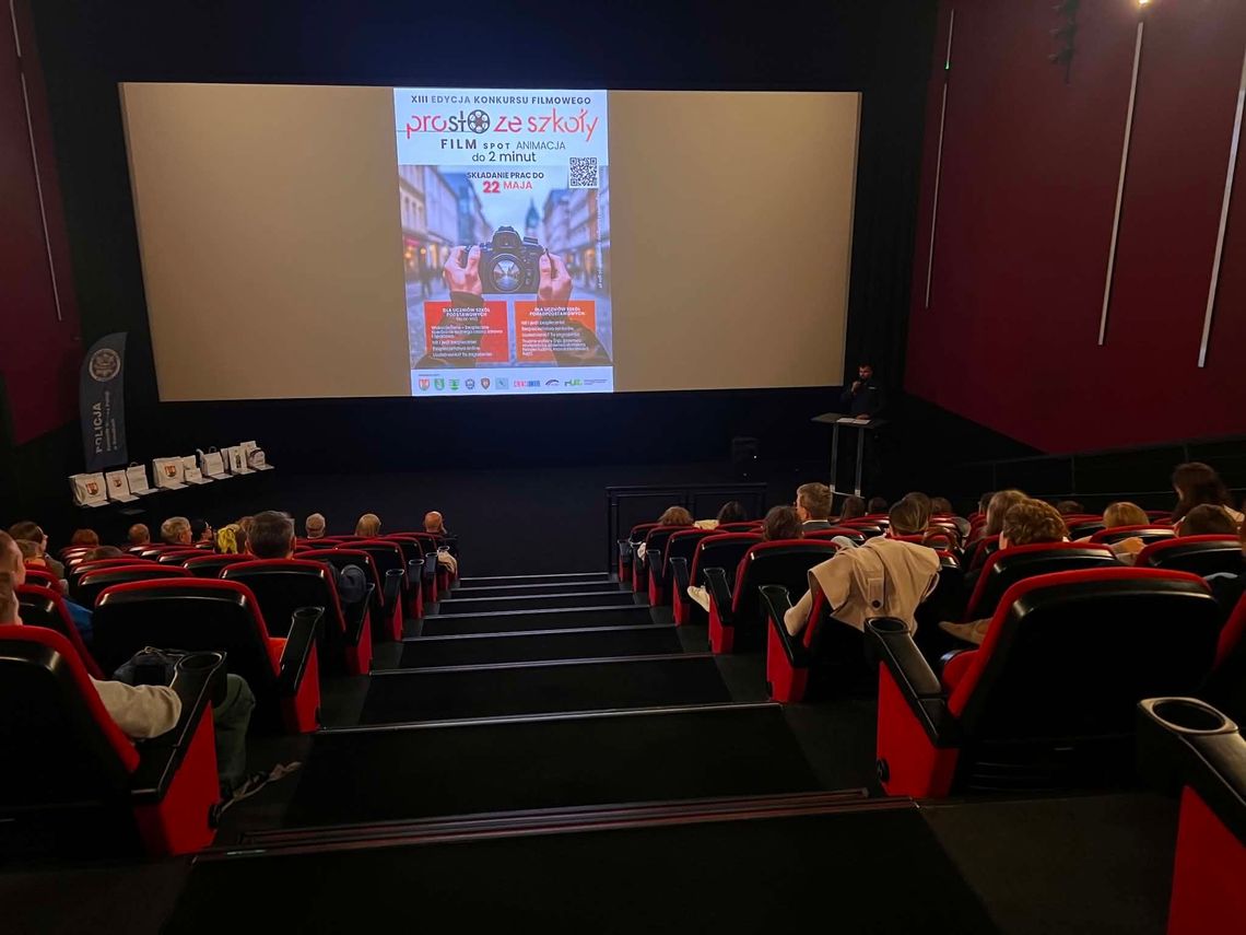 🎥🏆 Konkurs filmowy „Prosto ze szkoły” rozstrzygnięty. Laureaci odebrali nagrody podczas uroczystej gali 🎥🏆 Konkurs filmowy „Prosto ze szkoły” rozstrzygnięty. Laureaci odebrali nagrody podczas uroczystej gali