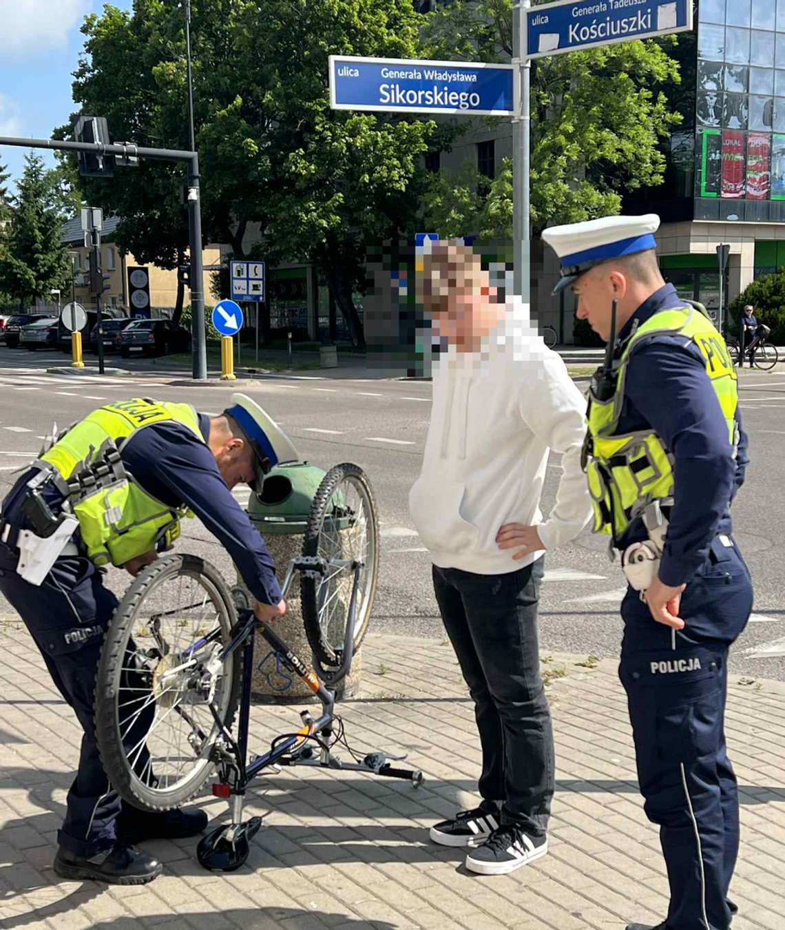 🚔 Kontrole hulajnóg i rowerów w Suwałkach. Policja przypomina: dzieci muszą znać zasady!