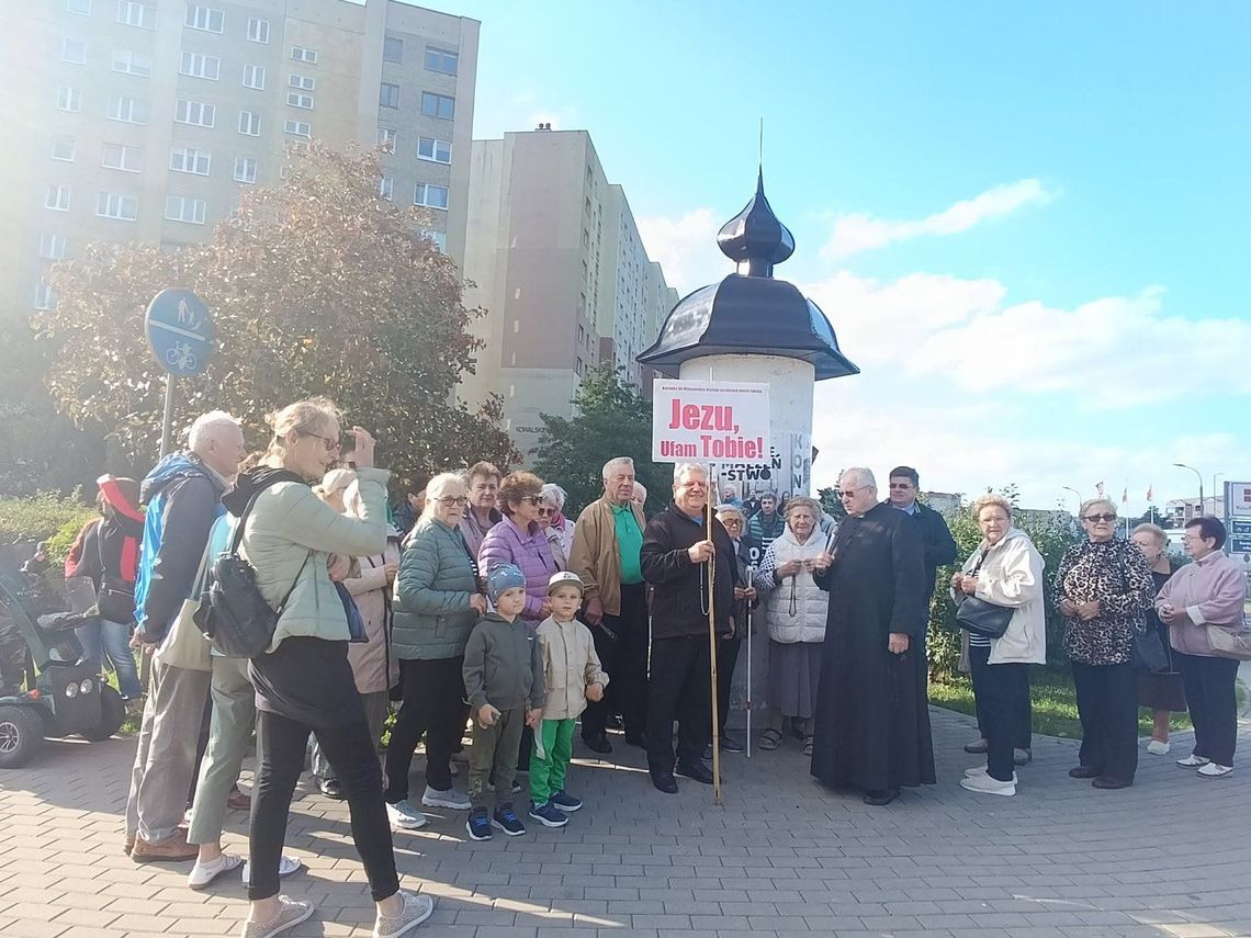 „Koronka na ulicach miast świata”. Suwalczanie wyszli na ulice, by modlić się o pokój „Koronka na ulicach miast świata”. Suwalczanie wyszli na ulice, by modlić się o pokój