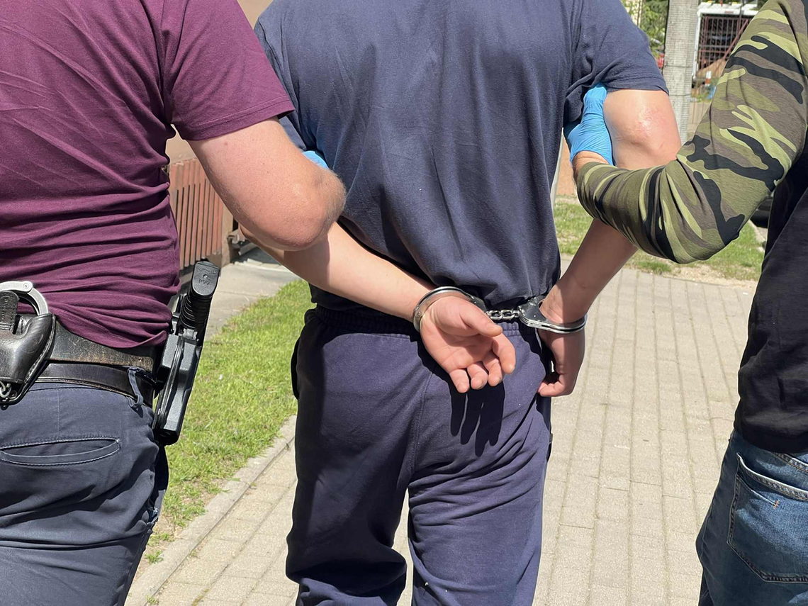 🛑 Kradł w marketach i taranował drzwi! 28-latek z Suwałk zatrzymany przez policję